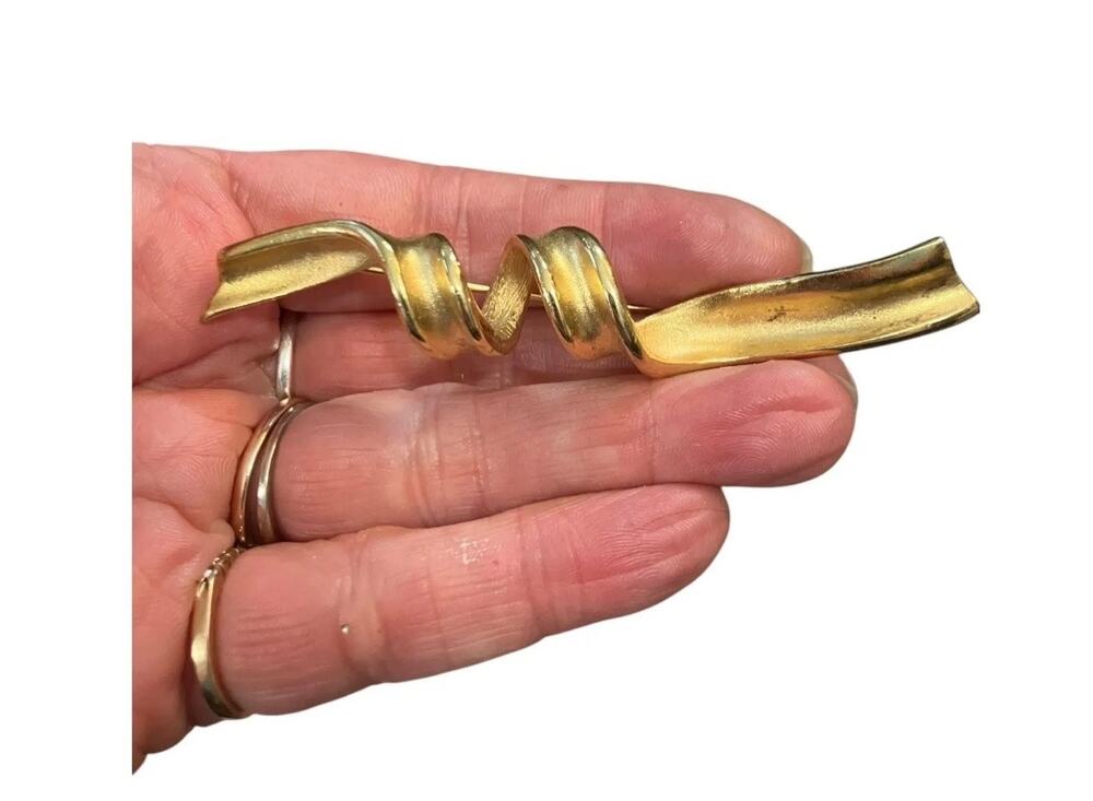 Vintage 1980s Gold Tone Ribbon Swirl Brooch Statement Pin